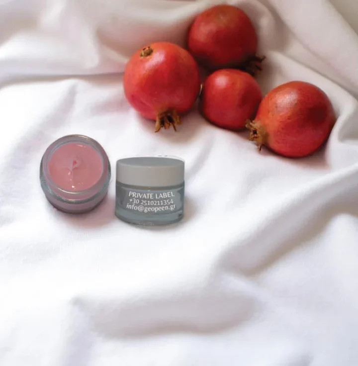 Αντιγηραντική κρέμα με έλαιο από πυρήνα ροδιού, βιταμίνη Α, αμυγδαλέλαιο και ελαιόλαδο – geopeen.gr